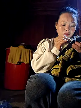 Snapshot of miomio-12 chatting on 10-07-25, 12:57 miomio-12 online show from 10-07-25, 12:57