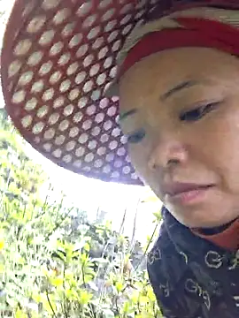 Snapshot of miomio-12 chatting on 10-17-25, 09:23 miomio-12 online show from 10-17-25, 09:23