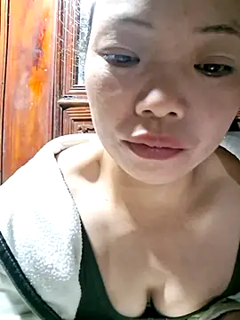 Snapshot of miomio-12 chatting on 10-17-25, 09:28 miomio-12 online show from 10-17-25, 09:28