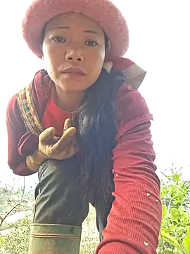 Snapshot of miomio-12 chatting on 10-18-25, 09:32 miomio-12 online show from 10-18-25, 09:32