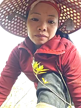 Snapshot of miomio-12 chatting on 10-23-25, 02:00 miomio-12 online show from 10-23-25, 02:00