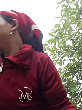 Snapshot of miomio-12 chatting on 11-06-25, 12:44 miomio-12 online show from 11-06-25, 12:44