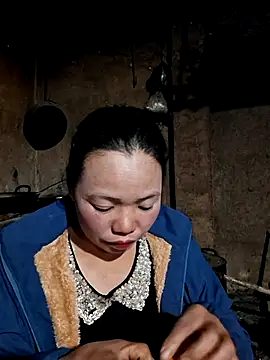 Snapshot of miomio-12 chatting on 11-19-25, 12:05 miomio-12 online show from 11-19-25, 12:05