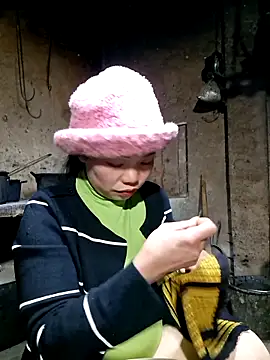 Snapshot of miomio-12 chatting on 11-21-25, 01:43 miomio-12 online show from 11-21-25, 01:43