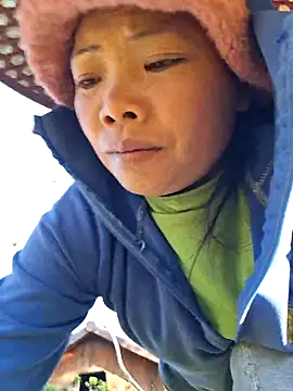 Snapshot of miomio-12 chatting on 11-28-25, 01:08 miomio-12 online show from 11-28-25, 01:08