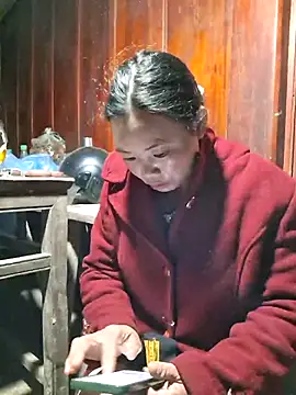 Snapshot of miomio-12 chatting on 11-28-25, 01:14 miomio-12 online show from 11-28-25, 01:14