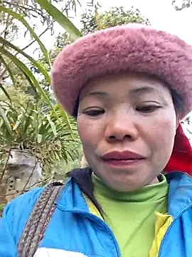 Snapshot of miomio-12 chatting on 12-01-25, 12:59 miomio-12 online show from 12-01-25, 12:59