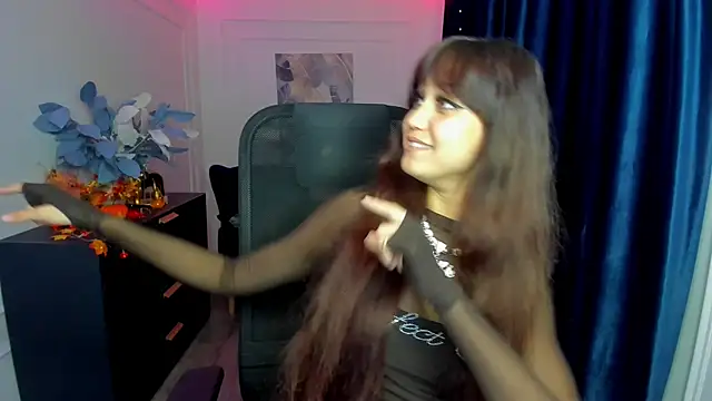 Snapshot of TiffanyYounge chatting on 10-25-25, 04:09 TiffanyYounge online show from 10-25-25, 04:09