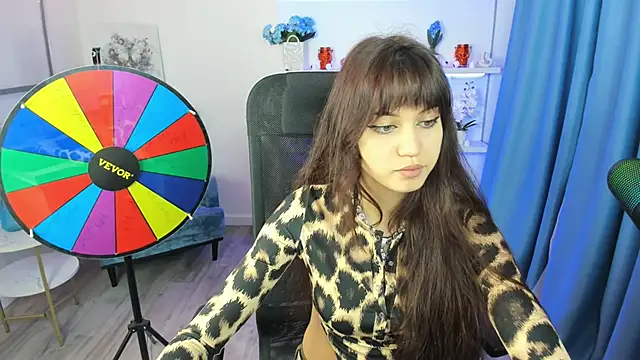 Snapshot of TiffanyYounge chatting on 11-01-25, 11:23 TiffanyYounge online show from 11-01-25, 11:23