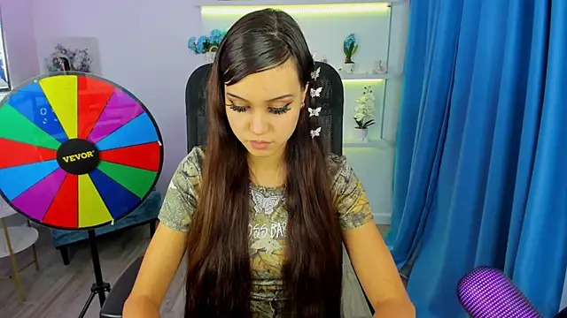 Snapshot of TiffanyYounge chatting on 11-12-25, 12:38 TiffanyYounge online show from 11-12-25, 12:38