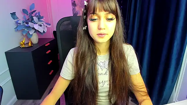 Snapshot of TiffanyYounge chatting on 11-28-25, 12:30 TiffanyYounge online show from 11-28-25, 12:30