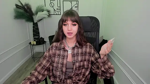 Snapshot of TiffanyYounge chatting on 11-29-25, 04:04 TiffanyYounge online show from 11-29-25, 04:04