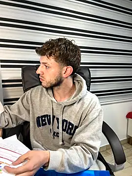 Snapshot of noah_red chatting on 10-22-25, 11:59 noah red online show from 10-22-25, 11:59