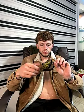 Snapshot of noah_red chatting on 10-30-25, 01:40 noah red online show from 10-30-25, 01:40