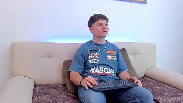 Snapshot of Leoo_Miller chatting on 10-06-25, 08:39 Leoo Miller online show from 10-06-25, 08:39