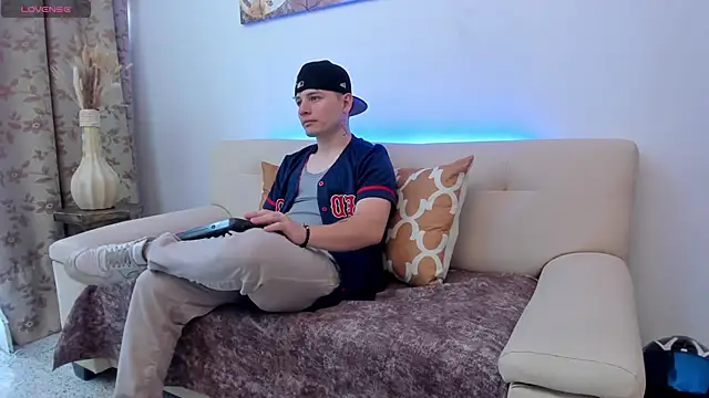 Snapshot of Leoo_Miller chatting on 10-10-25, 08:30 Leoo Miller online show from 10-10-25, 08:30