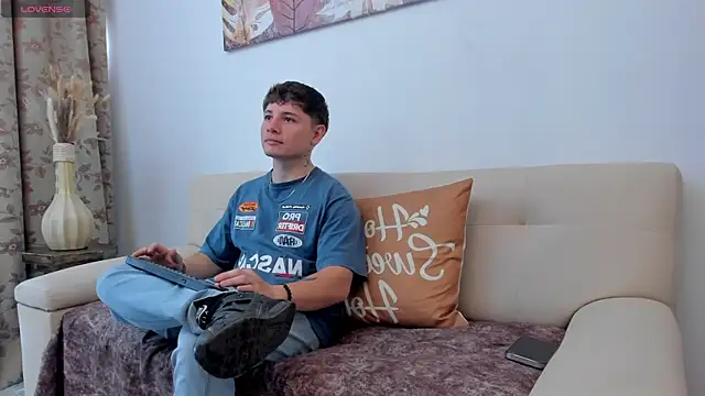 Snapshot of Leoo_Miller chatting on 10-11-25, 08:29 Leoo Miller online show from 10-11-25, 08:29