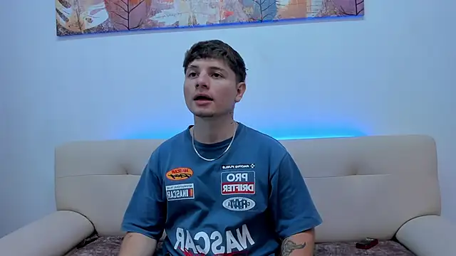 Snapshot of Leoo_Miller chatting on 10-15-25, 09:15 Leoo Miller online show from 10-15-25, 09:15