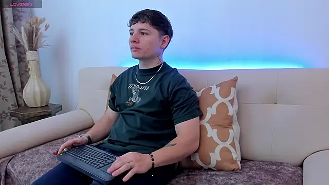 Snapshot of Leoo_Miller chatting on 10-17-25, 08:44 Leoo Miller online show from 10-17-25, 08:44