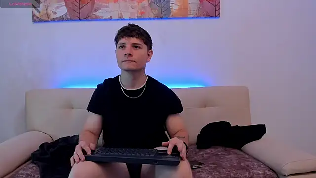 Snapshot of Leoo_Miller chatting on 10-21-25, 08:20 Leoo Miller online show from 10-21-25, 08:20