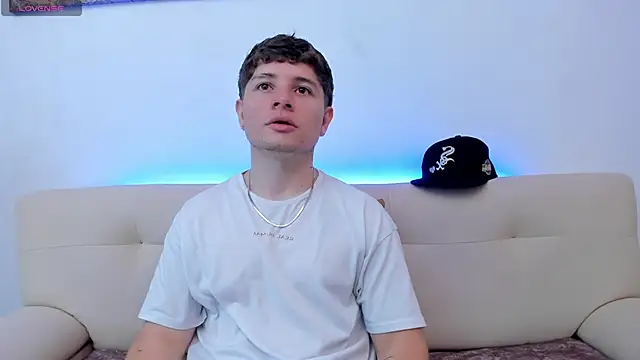 Snapshot of Leoo_Miller chatting on 10-22-25, 08:52 Leoo Miller online show from 10-22-25, 08:52