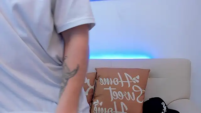 Snapshot of Leoo_Miller chatting on 10-28-25, 09:17 Leoo Miller online show from 10-28-25, 09:17