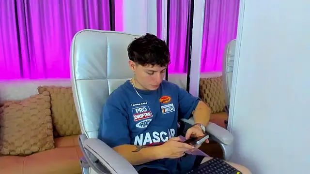 Snapshot of Leoo_Miller chatting on 11-04-25, 04:33 Leoo Miller online show from 11-04-25, 04:33