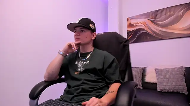 Snapshot of Leoo_Miller chatting on 11-14-25, 11:02 Leoo Miller online show from 11-14-25, 11:02