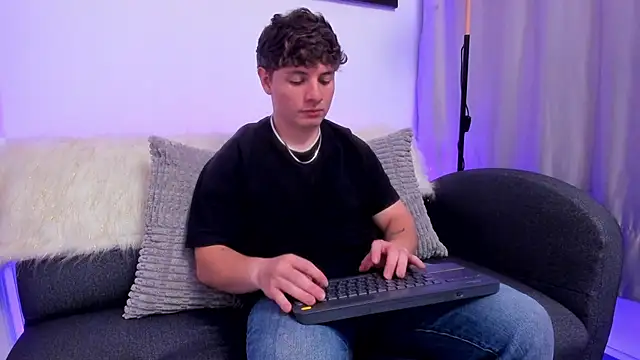 Snapshot of Leoo_Miller chatting on 12-03-25, 03:58 Leoo Miller online show from 12-03-25, 03:58