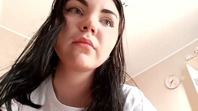 Snapshot of Abi_bee chatting on 10-06-25, 03:37 Abi bee online show from 10-06-25, 03:37