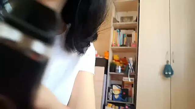 Snapshot of Abi_bee chatting on 10-08-25, 08:45 Abi bee online show from 10-08-25, 08:45