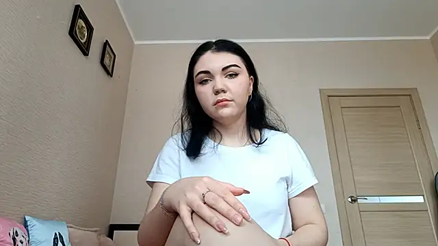 Snapshot of Abi_bee chatting on 10-13-25, 07:52 Abi bee online show from 10-13-25, 07:52