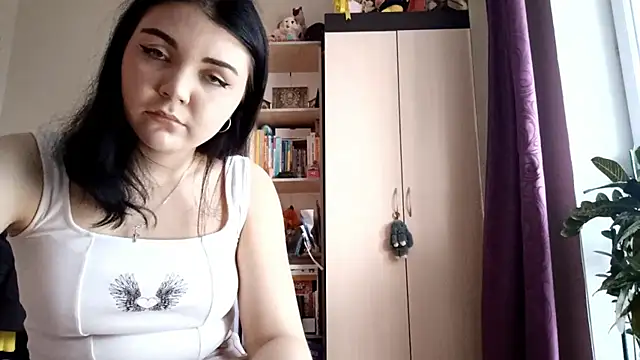 Snapshot of Abi_bee chatting on 10-21-25, 12:06 Abi bee online show from 10-21-25, 12:06