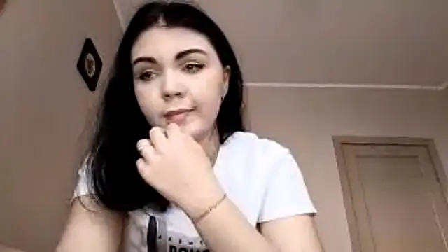 Snapshot of Abi_bee chatting on 10-28-25, 10:41 Abi bee online show from 10-28-25, 10:41