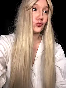 Snapshot of Darling_Bri_ chatting on 11-10-25, 10:25 Darling Bri online show from 11-10-25, 10:25