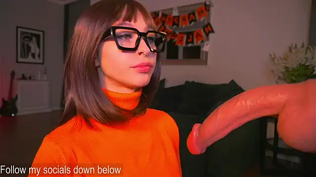 karolineneuer  online show from 10-27-25, 02:15