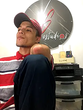 Snapshot of santyrestrepo chatting on 10-08-25, 11:24 santyrestrepo online show from 10-08-25, 11:24