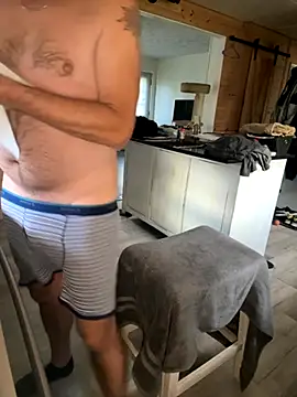 Snapshot of smkbustr chatting on 10-21-25, 08:42 smkbustr online show from 10-21-25, 08:42