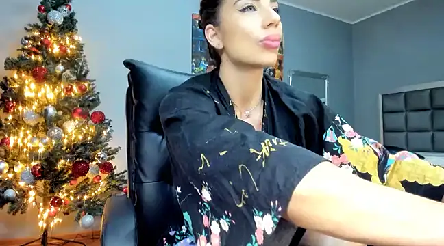 Alesyamuscledollxh online show from 12-18-24, 09:40