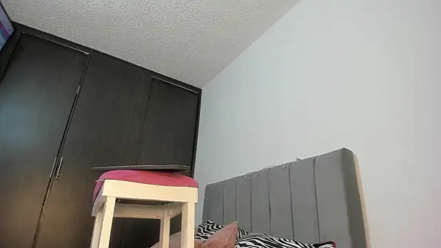 Snapshot of emy_collyns chatting on 10-17-25, 02:48 emy collyns online show from 10-17-25, 02:48