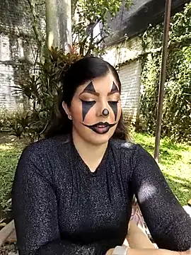 Alexa Jhomson online show from 10-28-25, 06:10