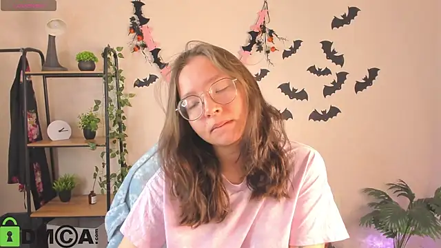 Nuura Moore online show from 11-03-25, 12:46