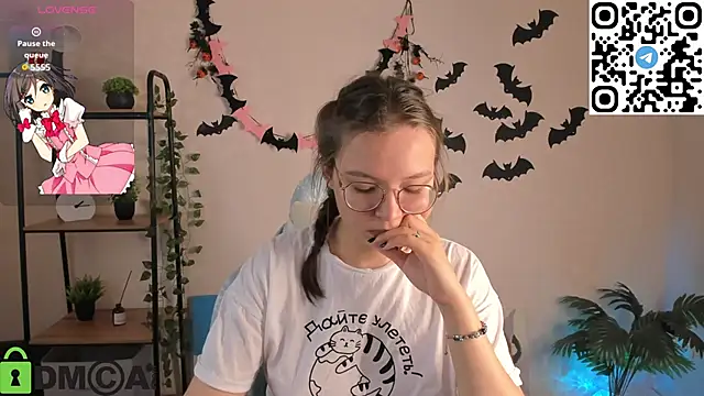 Nuura Moore online show from 11-06-25, 01:17