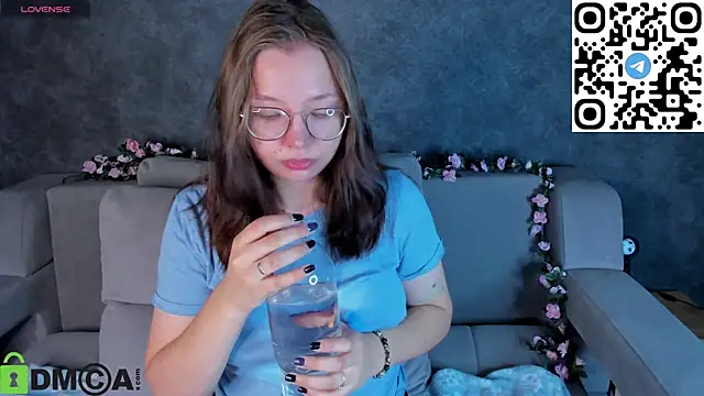 Nuura Moore online show from 11-13-25, 01:04