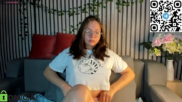 Nuura Moore online show from 11-19-25, 01:05