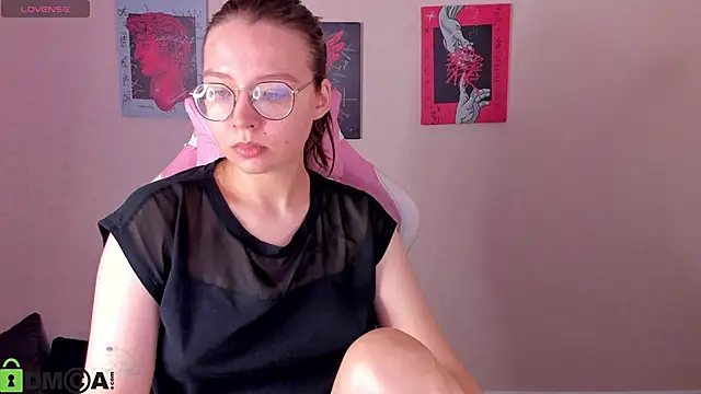 Nuura Moore online show from 11-21-25, 01:04