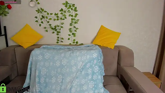 Nuura Moore online show from 12-05-25, 01:14