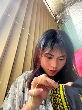 Snapshot of Mylinh- chatting on 10-15-25, 08:36 Mylinh- online show from 10-15-25, 08:36