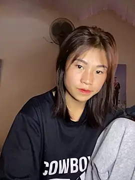 Snapshot of Mylinh- chatting on 10-31-25, 03:07 Mylinh- online show from 10-31-25, 03:07