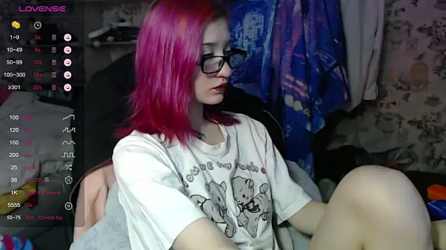 Snapshot of Dreamy_Red_Girl chatting on 10-20-25, 03:18 Dreamy Red Girl online show from 10-20-25, 03:18